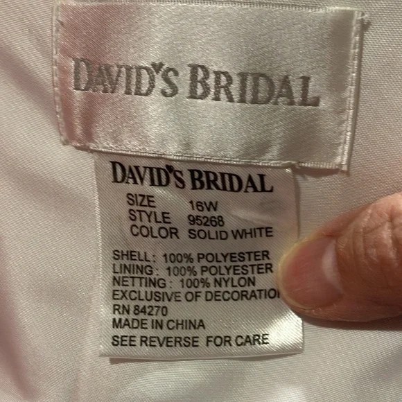 EUC Sz 16W Davids Bridal satin embroidered gown w chapel train 95268